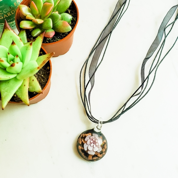 Jewelry - 🌸NWOT glass flower necklace🌸